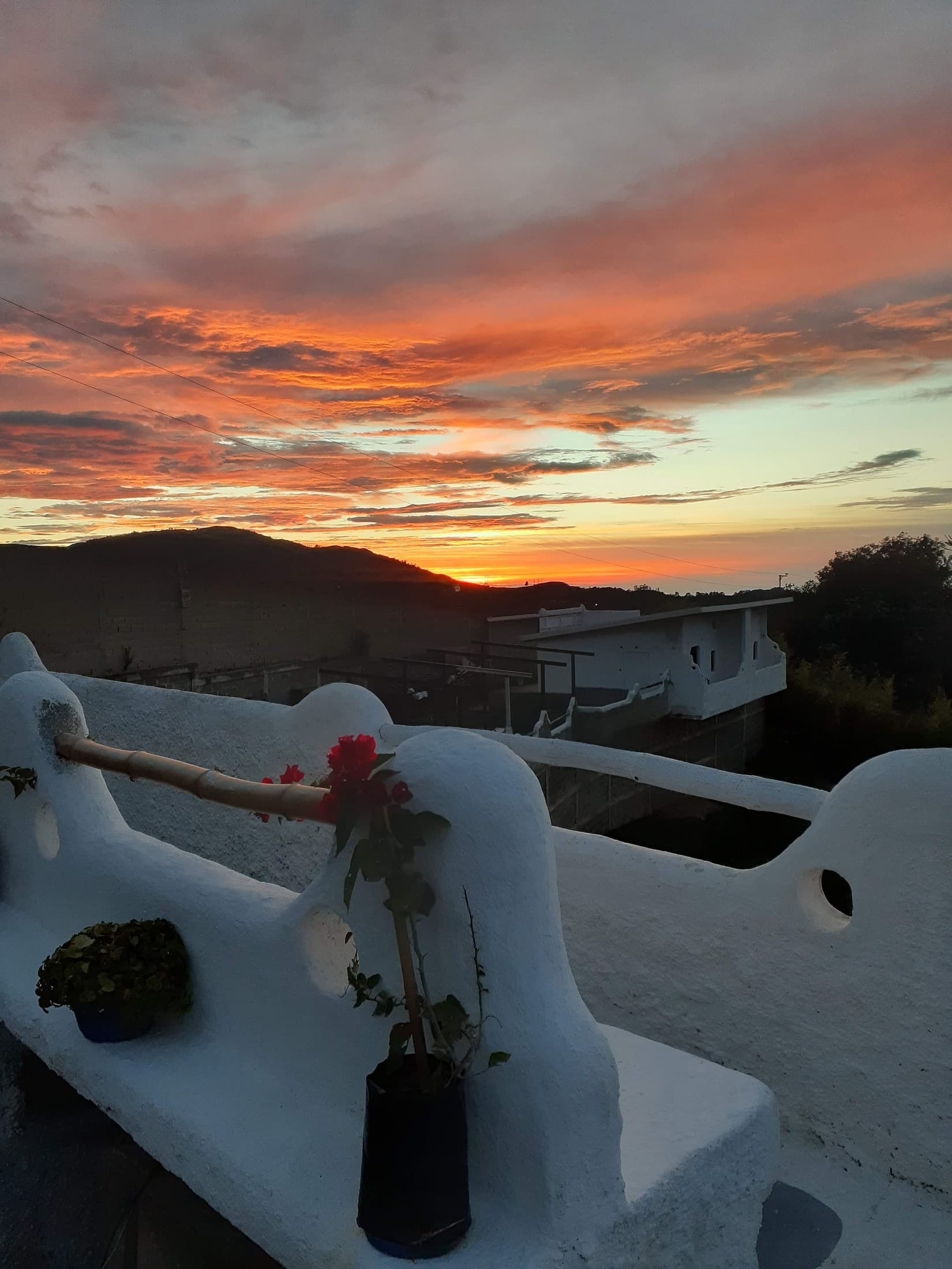 Atardecer encendido sobre el Mar Caribe desde Villa Joheli